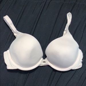 Nude bra from Vassarette. In good condition.